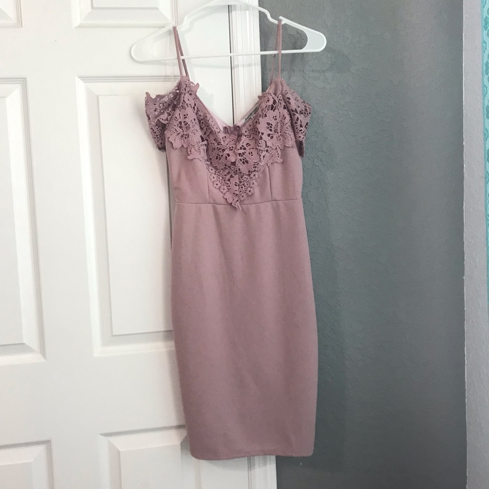 Mauve short dress with lace detail